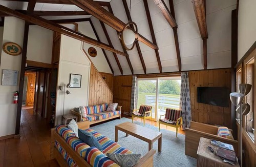 New Shoreham Cottage | 4BR Minister's Lot Beach Cottage