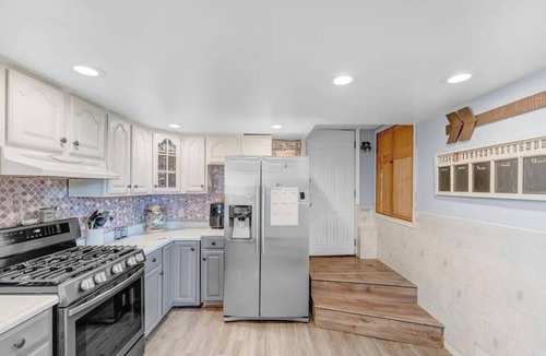 Buffalo House | 4BR Near Niagara Falls | Sleeps 8