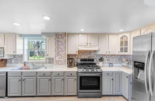 Buffalo House | 4BR Near Niagara Falls | Sleeps 8