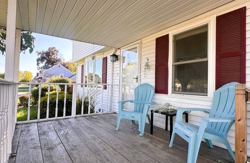 Buffalo House | 4BR Near Niagara Falls | Sleeps 8