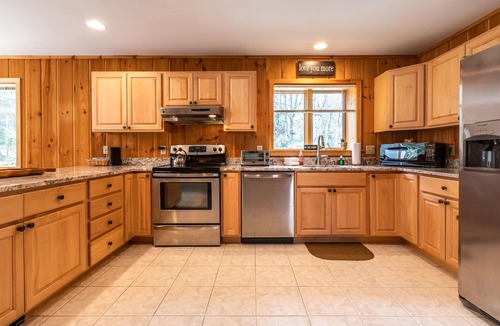 West Dover House | 4BR Vermont Family Retreat: Skiing, Hiking, Swimming & Firepit