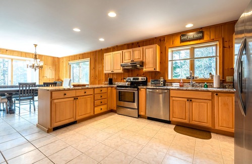 West Dover House | 4BR Vermont Family Retreat: Skiing, Hiking, Swimming & Firepit