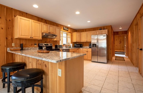 West Dover House | 4BR Vermont Family Retreat: Skiing, Hiking, Swimming & Firepit