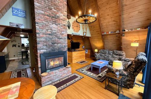 Bethlehem Ski Chalet | 4M Cozy A-Frame in Bethlehem, NH - Fireplace, Firepit & Close to Skiing & Trails, Dogs welcome!
