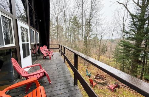 Bethlehem Ski Chalet | 4M Cozy A-Frame in Bethlehem, NH - Fireplace, Firepit & Close to Skiing & Trails, Dogs welcome!