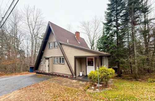 Bethlehem Ski Chalet | 4M Cozy A-Frame in Bethlehem, NH - Fireplace, Firepit & Close to Skiing & Trails, Dogs welcome!
