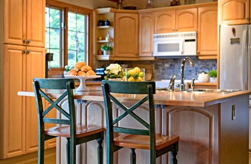 Rosseau Cottage | 5 Bedroom Cottage on Lake Rosseau | Boathouse, Water Toys and Sandy Beach