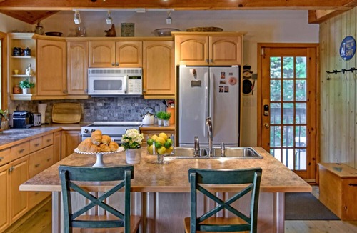 Rosseau Cottage | 5 Bedroom Cottage on Lake Rosseau | Boathouse, Water Toys and Sandy Beach