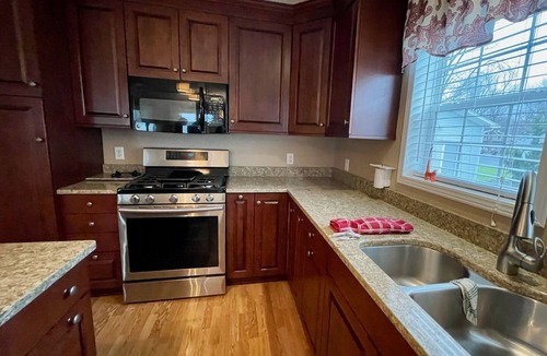 Lakeville House | 5 Bedroom Lake House on quiet street, walk to town