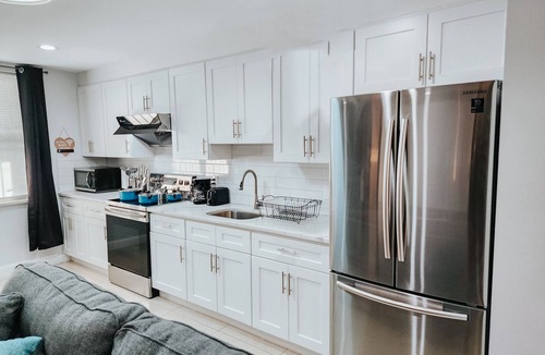 Center City Apartment | 5 King Beds/2 Free Driveway Parking/Pool Table