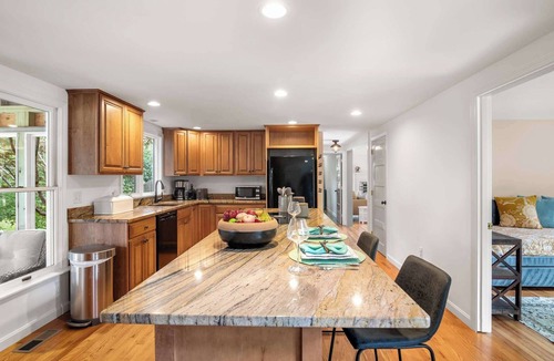 Eastham House | 5 Min drive to Beaches and private backyard!