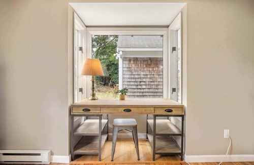 Eastham House | 5 Min drive to Beaches and private backyard!
