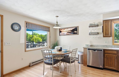Hamilton House | 5 Min to Colgate, Sleeps 8, Game Room, Sauna