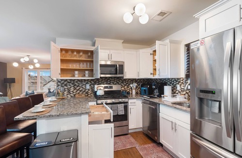 Elizabeth Apartment | 5 Min to EWR/25 Min to NYC I Modern 3BR Apt