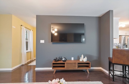 Elizabeth Apartment | 5 Min to EWR/25 Min to NYC I Modern 3BR Apt
