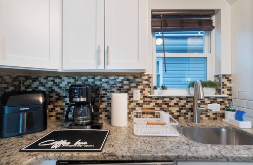 Elizabeth Apartment | 5 Min to EWR/25 Min to NYC I Modern 3BR Apt