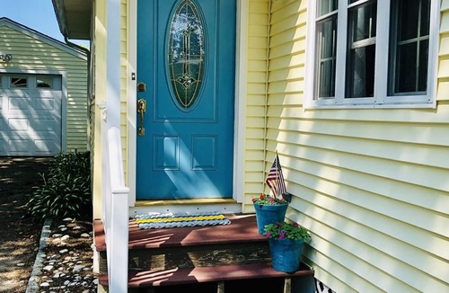 Charlestown House | 5 minutes to beautiful RI beaches! Inviting home with outdoor shower, fire pit.