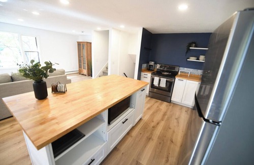 Westerly House | 5 STAR Coastal Farmhouse- Dog Friendly- 3BR in Westerly! Minutes to Beach & Town