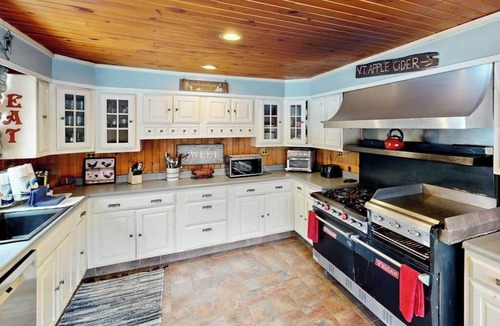 Londonderry House | 500 acre historic property w/private fishing lake, skiing + all-season fun