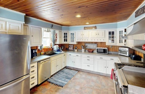 Londonderry House | 500 acre historic property w/private fishing lake, skiing + all-season fun