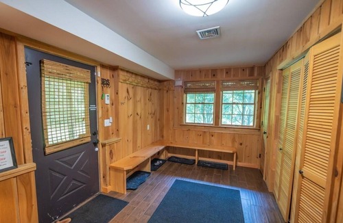 Wardsboro House | 5BR Chalet, Hot Tub, Close to Mt Snow & Stratton