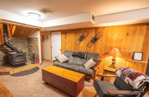 Wardsboro House | 5BR Chalet, Hot Tub, Close to Mt Snow & Stratton