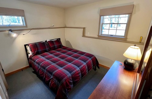 Wardsboro House | 5BR Chalet, Hot Tub, Close to Mt Snow & Stratton