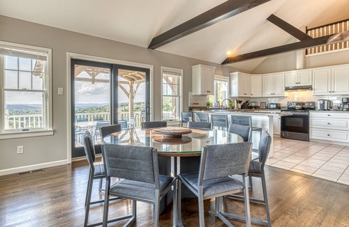 Ancramdale House | 5BR Farmhouse☆King Size Bed☆Mountain View☆28 Acres