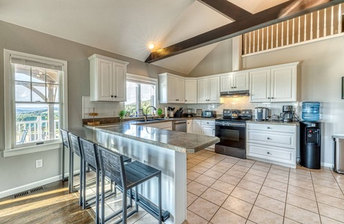 Ancramdale House | 5BR Farmhouse☆King Size Bed☆Mountain View☆28 Acres