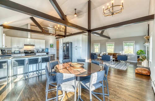 Ancramdale House | 5BR Farmhouse☆King Size Bed☆Mountain View☆28 Acres