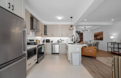 Ottawa Division House | 5m to CTC, King Bed, BBQ, Fenced in Yard, WFH