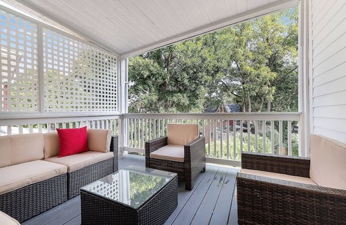 Bryn Mawr House | 5Star:King,Parking,AC,Deck,Train,Uni,Hospital