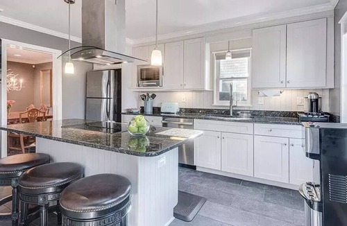Fifth Ward House | 5th Ward! Short hop to shopping, dining & waterfront! Firepit, Hot Tub & Rooftop