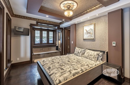 Oro-Medonte Cottage | 6 bdrm 6 bath Log oasis on Lake Simcoe! Sauna! Hot tub! Theatre! Boathouse!