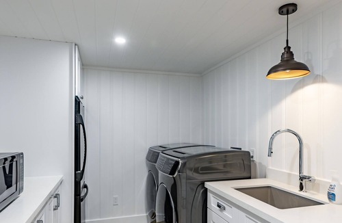 Seguin Cottage | 6 bed 3 bath cottage on Lake Joseph - sandy beach with all-day-sun!