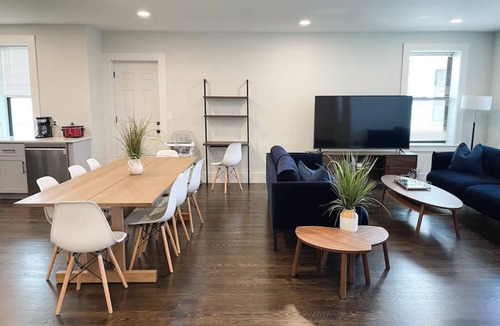Neponset - Port Norfolk Apartment | 6-bed, Close to City, Roof deck! Private Bathroom per Bedroom!