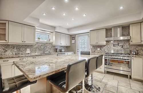 Alcona House | 6 Bedroom Large Family Home near Lake Simcoe & Innisfil Beach - Patio & BBQ