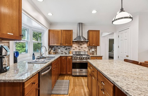 Kennebunk House | 6 bedrooms! Hot tub/firepit/deck/Pet friendly close to beach!