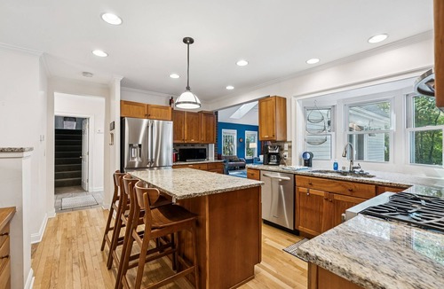 Kennebunk House | 6 bedrooms! Hot tub/firepit/deck/Pet friendly close to beach!