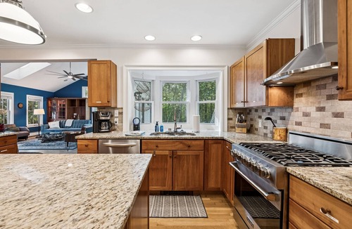 Kennebunk House | 6 bedrooms! Hot tub/firepit/deck/Pet friendly close to beach!