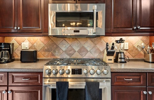 Lanesborough House | 6-BR Country Estate 14-Min. to Jiminy Peak