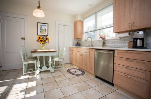 Top of the Hill House | 6 BR Monthly Rental in Newport, Great Location!Walk to Cliff Walk, Beach, Thames