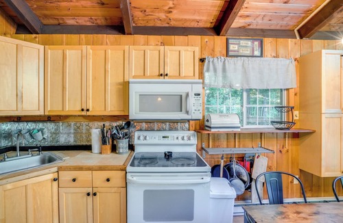 West Dover Cabin | 6 Mi to Slopes: Forest-View Haven in West Dover!