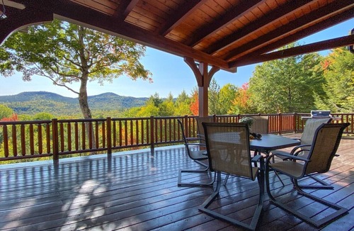Bartlett House | 6000 ft² Log Home With Amazing Views ~ 3 Miles To Storyland. No parties/events.