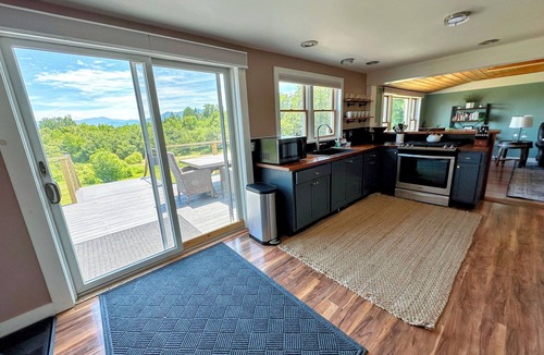 Whitefield House | 64J Stunning sunsets, just 20 mins to Bretton Woods. Hot Tub, Foosball, AC, dog friendly!
