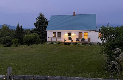 Whitefield House | 64J Stunning sunsets, just 20 mins to Bretton Woods. Hot Tub, Foosball, AC, dog friendly!