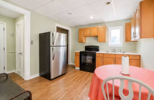 Niagara Falls Apartment | 7-9 mins to Historic Niagara Falls. Main floor, Minimum stays 30 days