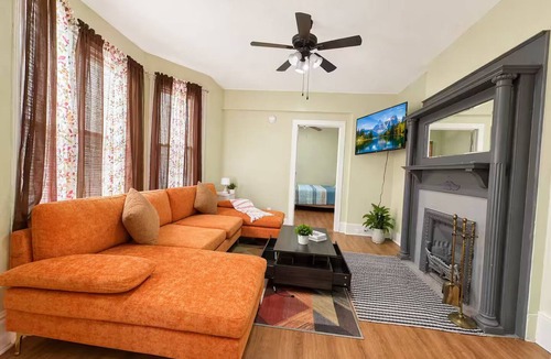 Niagara Falls Apartment | 7-9 mins to Historic Niagara Falls. Main floor, Minimum stays 30 days
