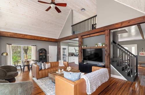 Saugerties House | 7-Acre Horse Farm - Pool, Mountain View, Hot Tub, Sauna, Game Room - Sleeps 10