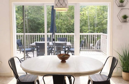 Colpoys Bay Cottage | 7-Bedroom Family Retreat Golf Simulator Hot Tub Game Room Near Tobermory